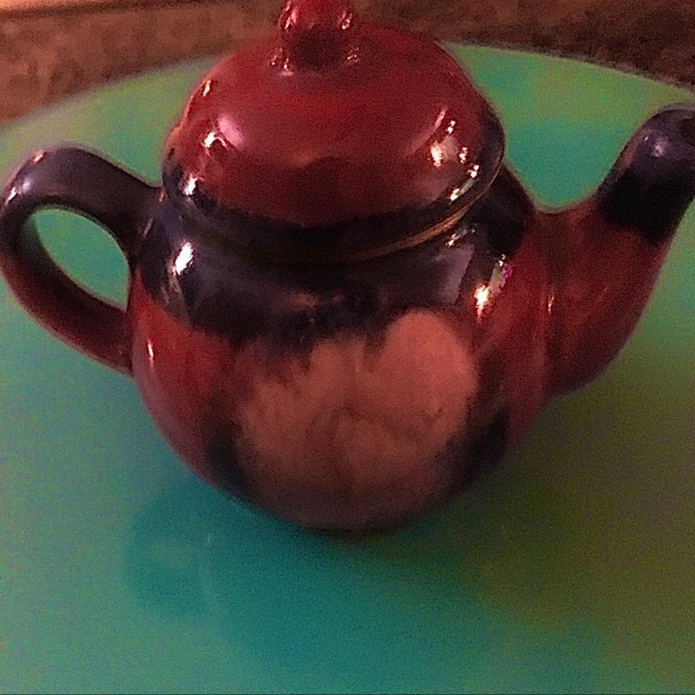 PRETTY CERAMIC DECORATIVE TEAPOT